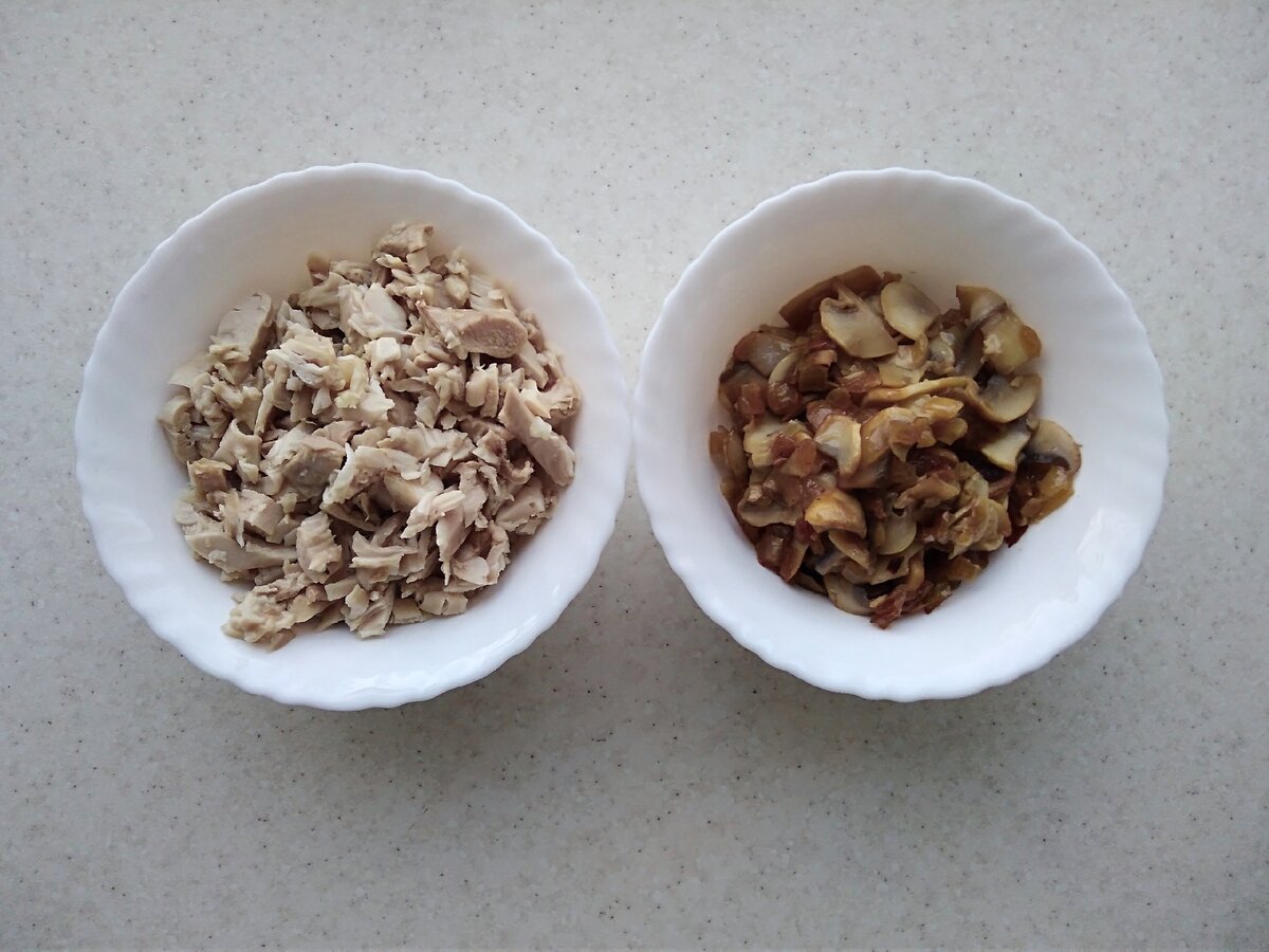 Отварная курица. Жаренные грибы с луком.