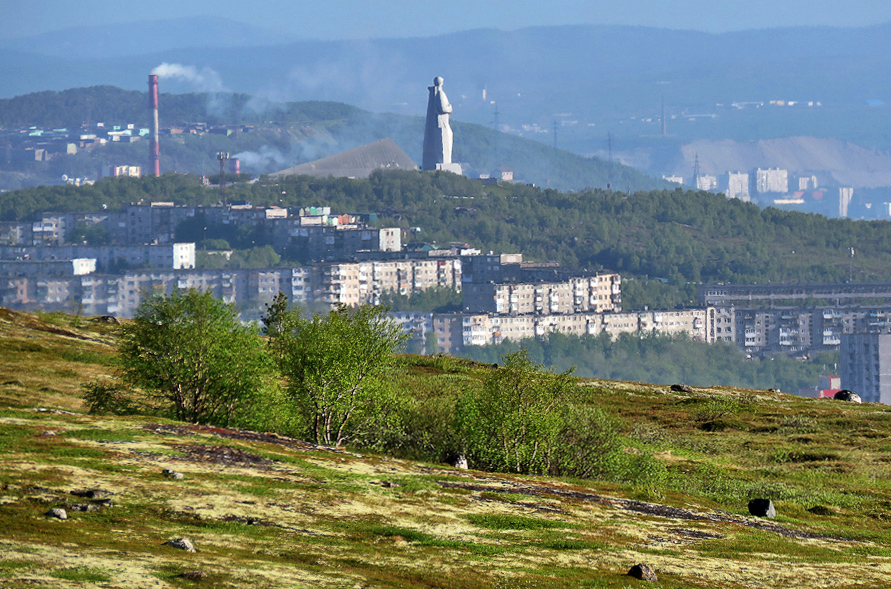 Сопка мишукова. Мурманск сопка зеленый мыс. Сопки Мурманск. Мурманск вид с сопки. Безымянная сопка Мурманск.