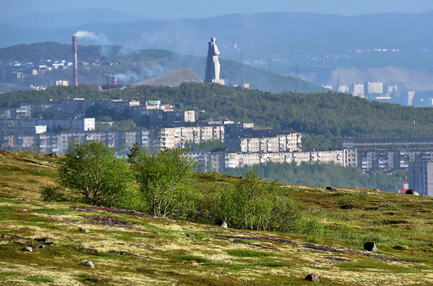 Город мурманск находится. Сопка зеленый мыс Мурманск. Сопки Мурманск. Безымянная сопка Мурманск. Мурманск вид с сопки.