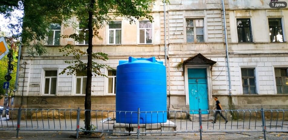 Емкости в водой на улицах Симферополя