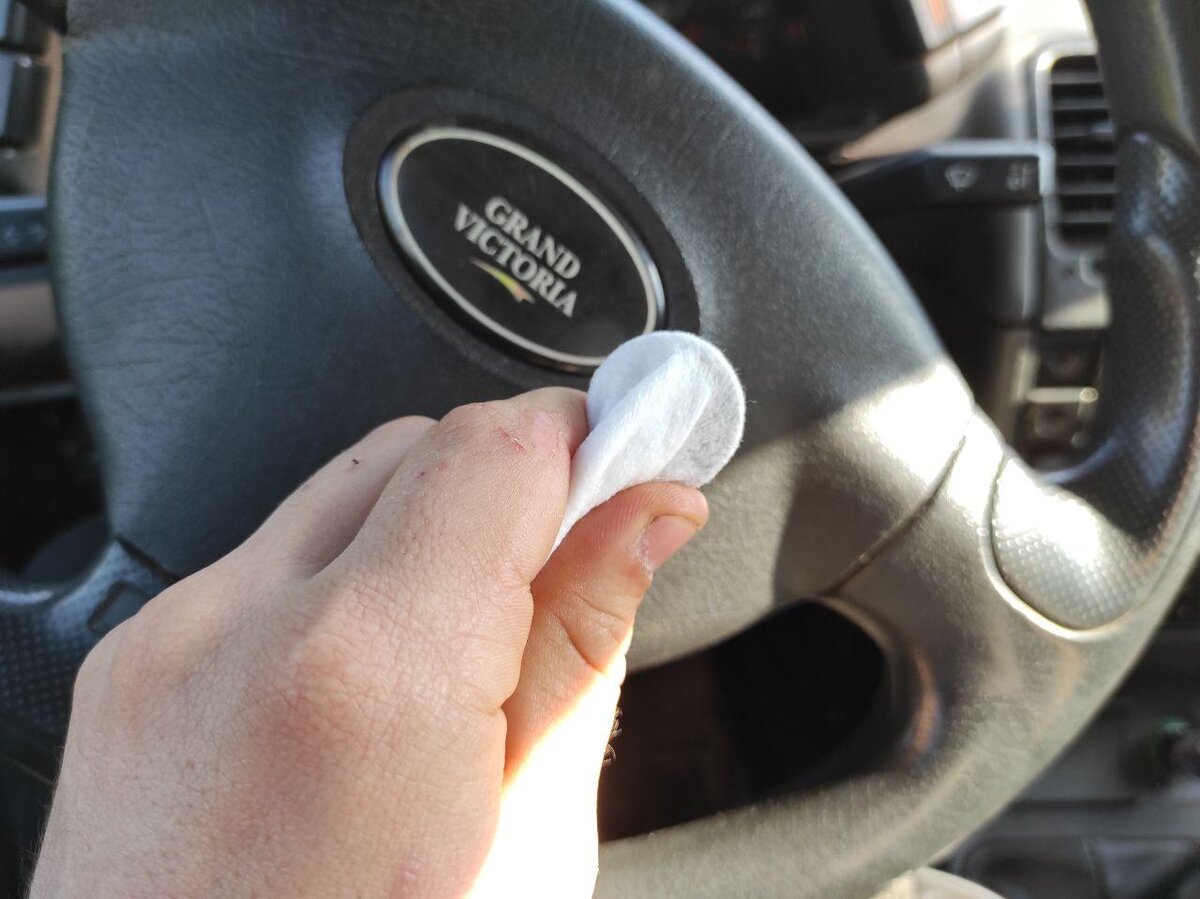 Простой способ, как очистить узкие места в салоне автомобиля с помощью 5-ти рублёвой монеты