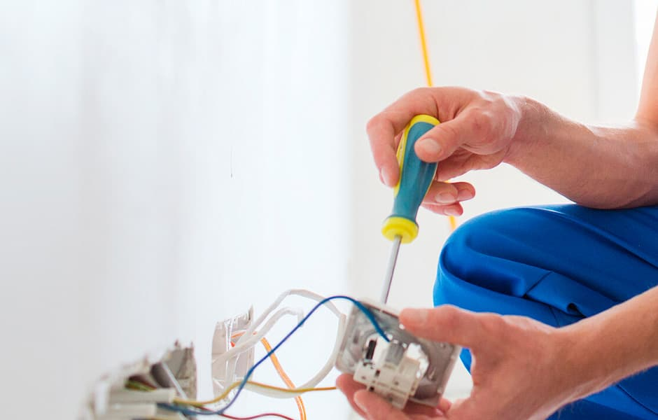 Перед тем как вырезать в обоях отверстие для розеток, снимите лицевые панели.