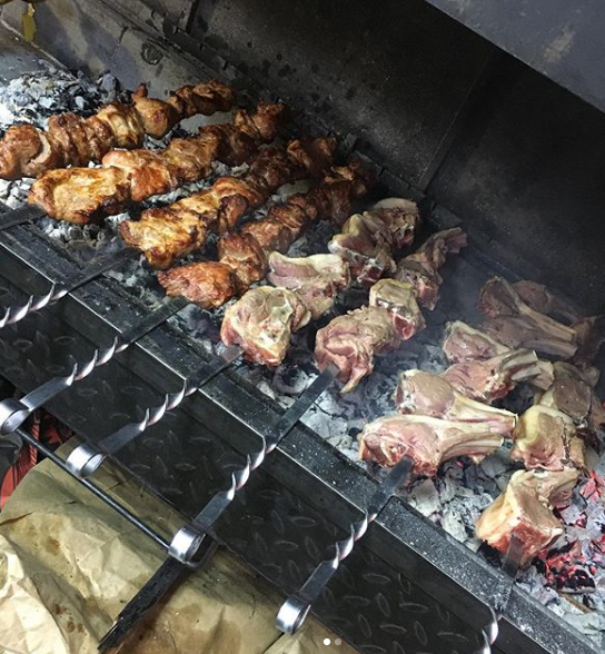 Шашлык - быстрый способ приготовления ужина. Мясо да овощи - красота! (фото автора)