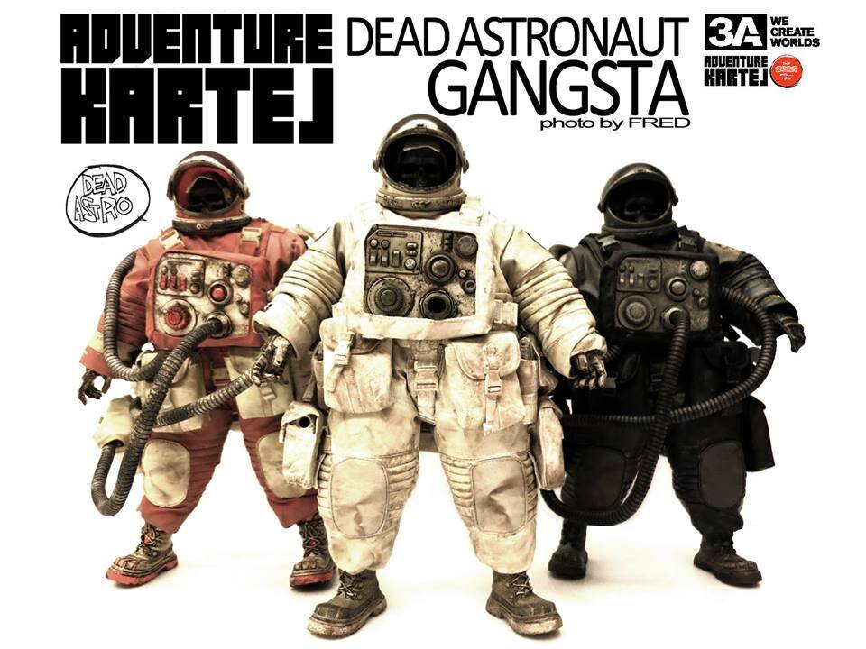 Вот они - три варианта исполнения культовой фигурки Мёртвого астронавта. Один из них наш (с российского сегмента МКС) - Мёртвый астронавт по имени Головорез  :)