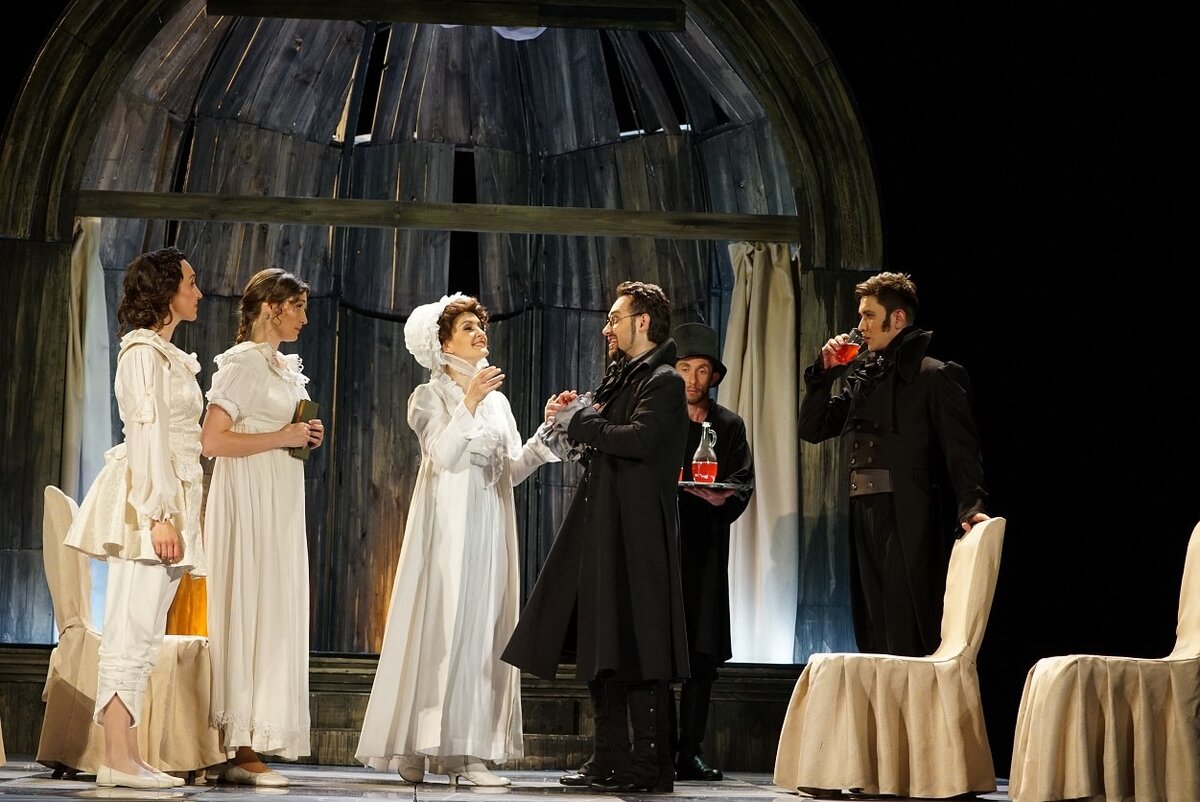 Сцена из оперы П. И. Чайковского “Евгений Онегин” – театр «Зазеркалье». Фото – Виктор Васильев