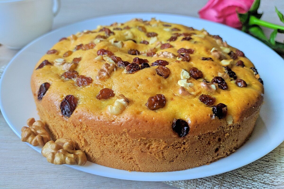 Быстрый пирог фото. Пирог с изюмом. Пирог с изюмом и орехами. Пирог с грецкими орехами и изюмом. Выпечка с изюмом на скорую руку.