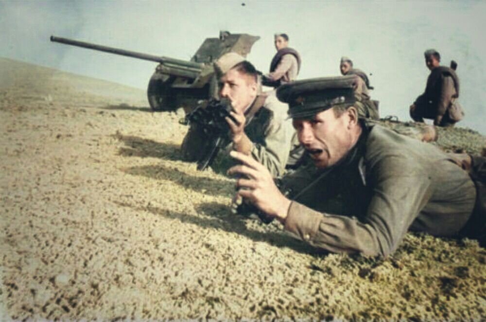 Командир взвода лейтенант Осипович Е.В. ставит боевую задачу командиру отличного орудийного расчета сержанту Сивякову С. на тактических учениях. 1946 г. Источник: goskatalog.ru. Фотография использована в качестве иллюстрации.