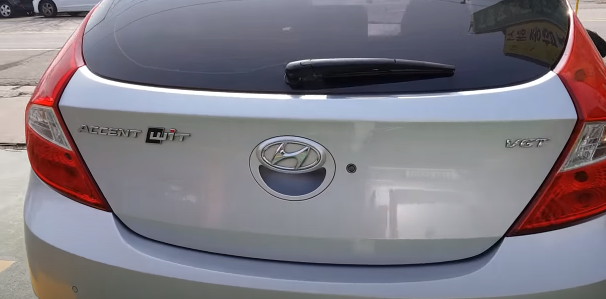 Внешне дизельный Hyundai Accent (Solaris) можно отличить лишь по шильдику VGT - variable geometry turbocharger (Турбина с изменяемой геометрией)