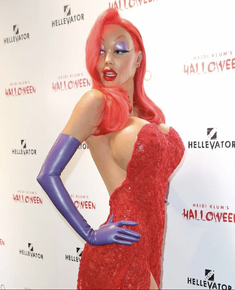 А тут образ Джессики Рэббит. 