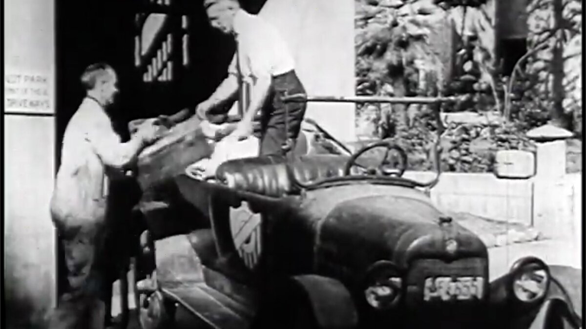 что непременно возили с собой автомобилисты. что непременно возили с собой автомобилисты. аварийный знак на дороге. средства самообороны в машине. что непременно возили с собой автомобилисты.