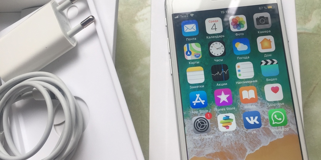 Сестра уронила телефон Iphone в унитаз и он остался без экрана.