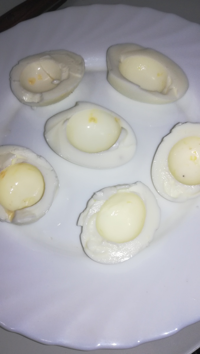 Яйца подготовленные для фарширования