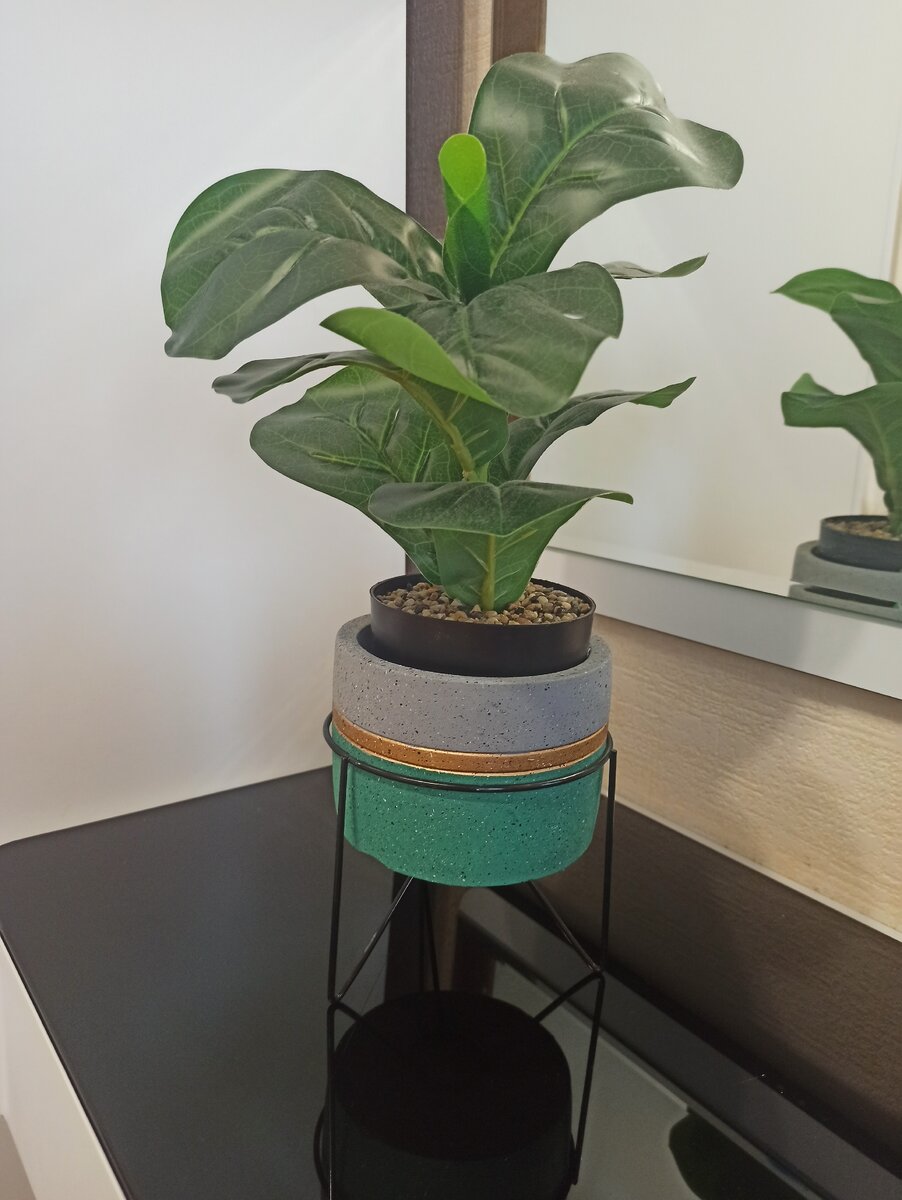 Кашпо и искусственное растение