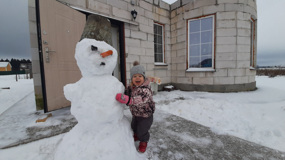дверь теперь не разбухает, ведь дом под охраной снеговика