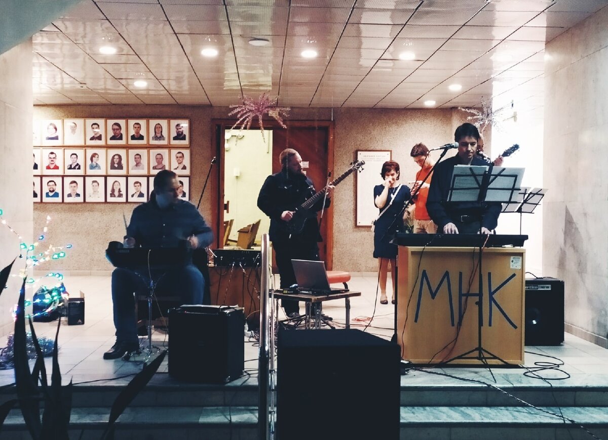 Актуальный пример - Автор за барабанами на новогоднем вечере ВИА своего НИИ