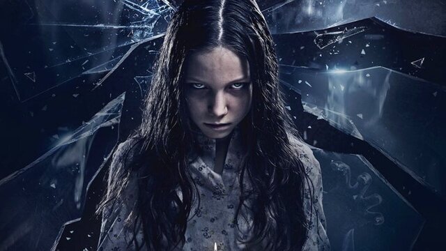 «Пиковая дама: Черный обряд»
С древних времен считается, что любое зеркало может стать порталом в мир мертвых. Одним из старейших мистических ритуалов с зеркалом является обряд вызова Пиковой дамы. Четверо подростков в шутку решают призвать ее, но даже не подозревают, на какие ужасы они обрекли себя и своих близких. Теперь мстительный призрак не остановится, пока не получит их души