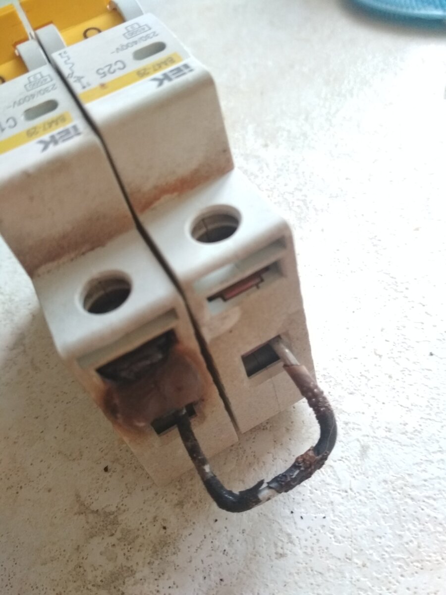 Автомат вздулся от нагрева. Фото автора.