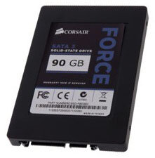 Тип жесткого диска
Сначала необходимо определиться с тем, какой жесткий диск нужен: обычный жесткий диск (HDD) или твердотельный накопитель SSD, построенный по принципу Flash-накопителей без каких-либо движущихся механизмов.Обычный жесткий диск. В основе его работы металлические пластины, на которые перезаписывается информация. Скорость доступа к информации на таком жестком диске зависит напрямую от скорости вращения этих пластин. Если его уронить с небольшой высоты или ударить, высока вероятность как потери хранящейся на нем информации, так и выхода из строя всего диска. Достоинством обычных жестких дисков является низкая стоимость и большие объемы накопителей. На сегодня практически в каждом магазине компьютерной техники можно найти жесткие диски по 1, 1.5, 2 и даже 3 Терабайта.
Твердотельный накопитель SSD Принцип его работы основан на флеш памяти. В конструкции такого жесткого диска напрочь отсутствуют всякие движущиеся элементы, что дает ему непревзойденное преимущество перед обычными жесткими дисками - он не боится ударов и падения с высоты. Также самым главным его преимуществом является очень высокая скорость доступа к данным. К недостаткам таких накопителей можно отнести высокую стоимость и низкую вместимость. Так, например, за одни и те же деньги можно купить обычный жесткий диск вместимостью на 500 Гигабайт или твердотельный SSD всего на 60 Гигабайт.
