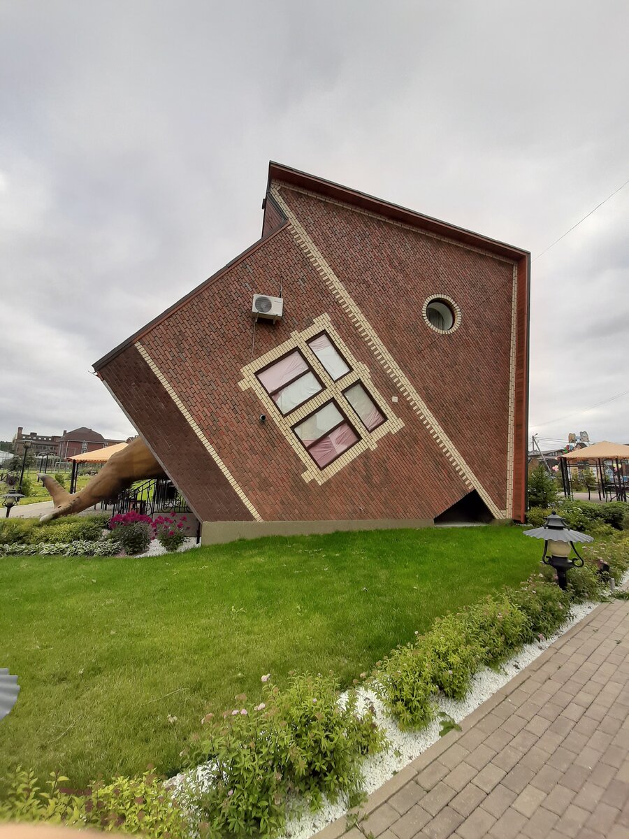 В этом домике можно остановиться на проживание.