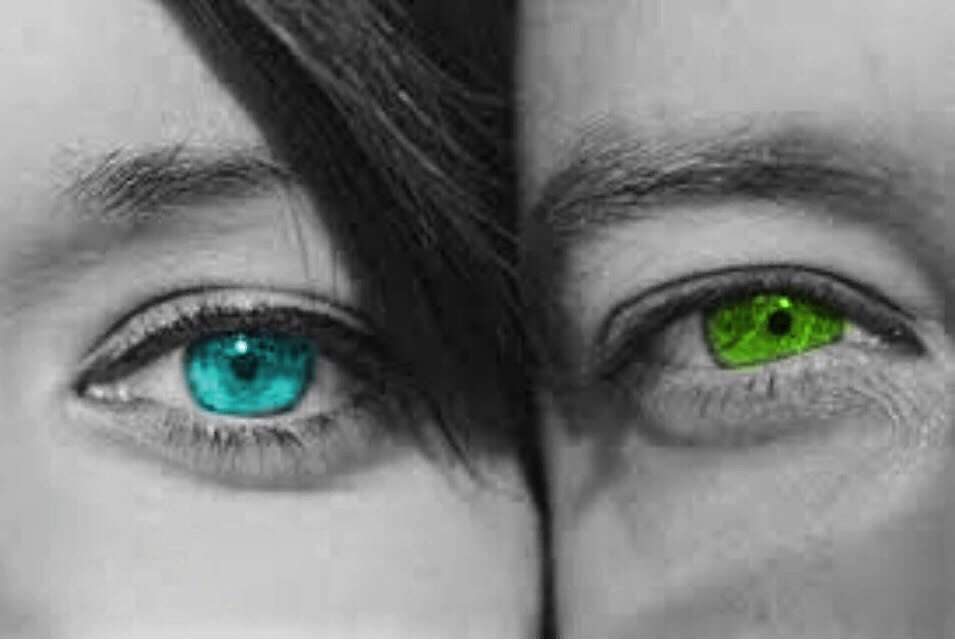 Какие глаза влюбленные. Два глаза парень и девушка. Фото глаз парня и девушки. Глаза в окне. Женская красота радует мужской глаз.