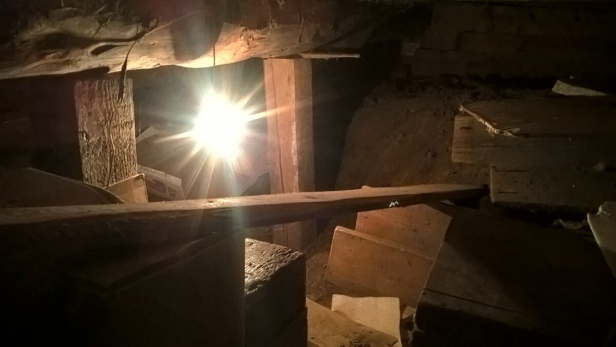 Подпол соседки, очень маленький, даже сфотографировать нормально не получается