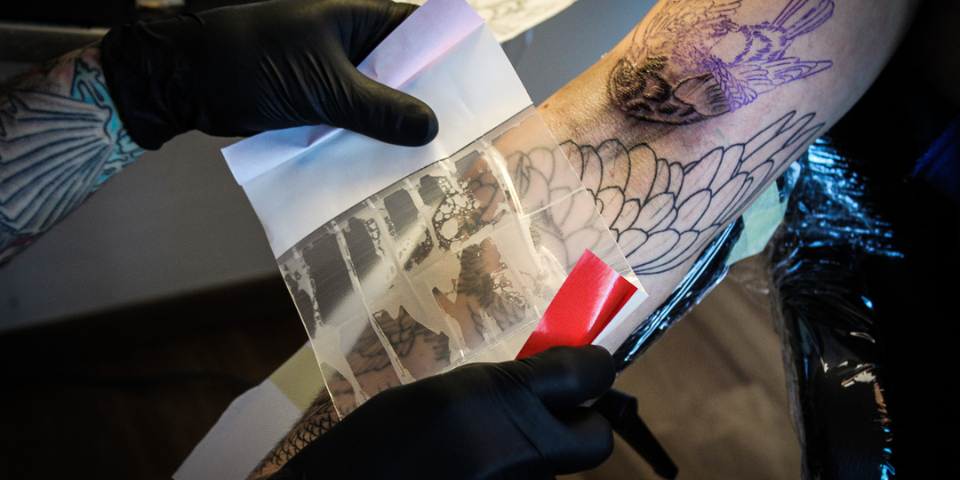 Пленка для заживления татуировок: можно ли ускорить заживление и сделать его комфортным?