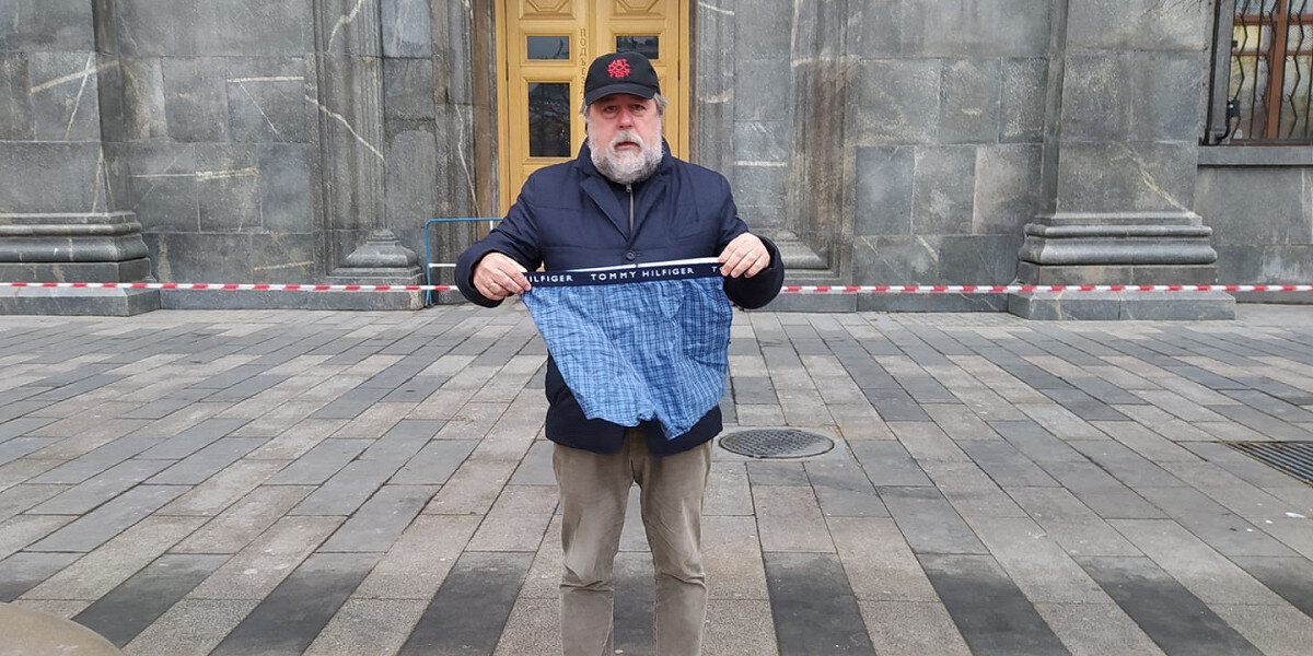 Сцена из спектакля "Трусы" (из очень свободных источников)