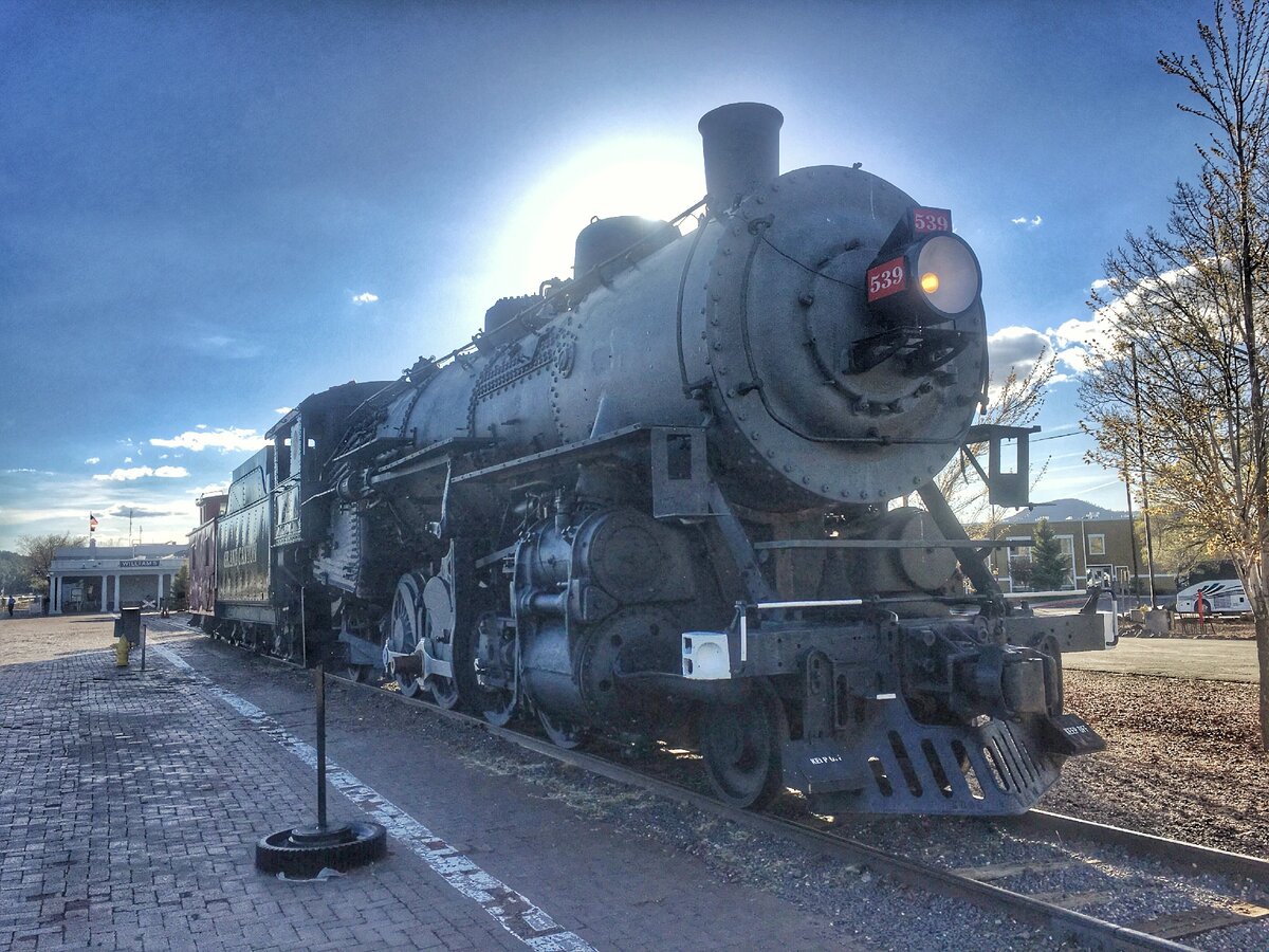 Паровоз. На этом ретро-поезде туристы едут в Гранд-Каньон. Фото автора, листайте галерею