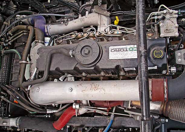 Сверху 9-литровый мотор не кажется очень большим