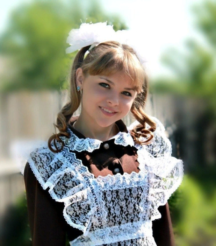 Выпускницы красавицы. Скромная отличница. Майя шахназарова патреон. Ксения кокорева школьная форма. Мэдисон айви учительница.