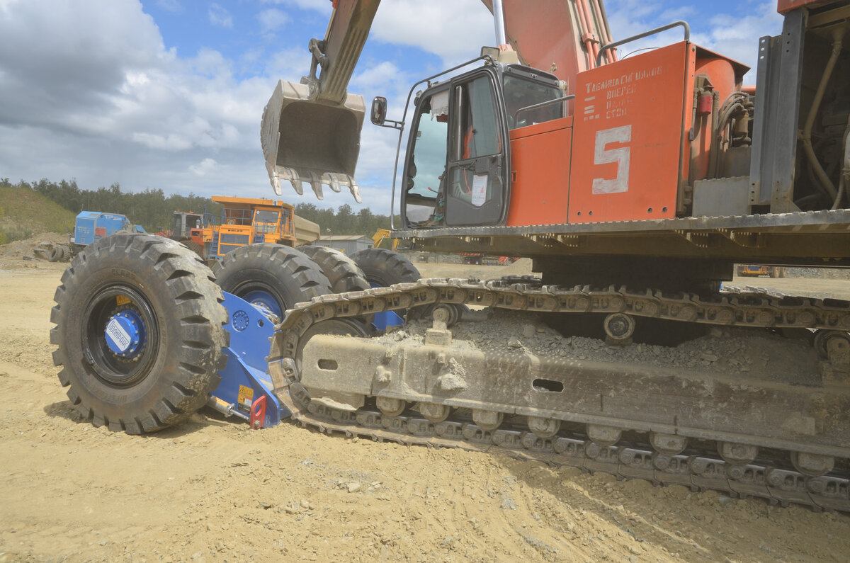 Экскаватор заезжает на транспортную систему