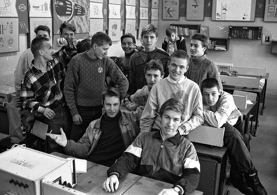 Учащиеся ПТУ. Руками тружеников создается наша страна.