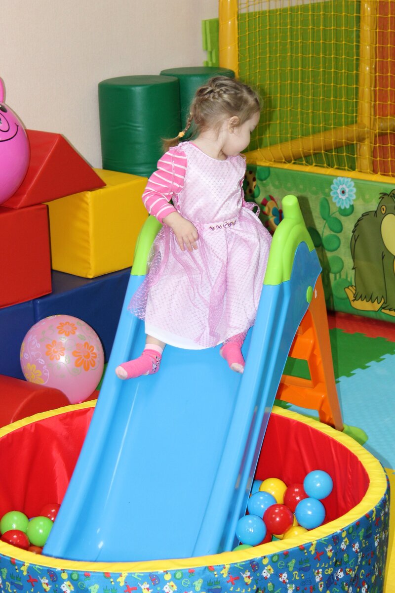 Дети играют, родители отдыхают.