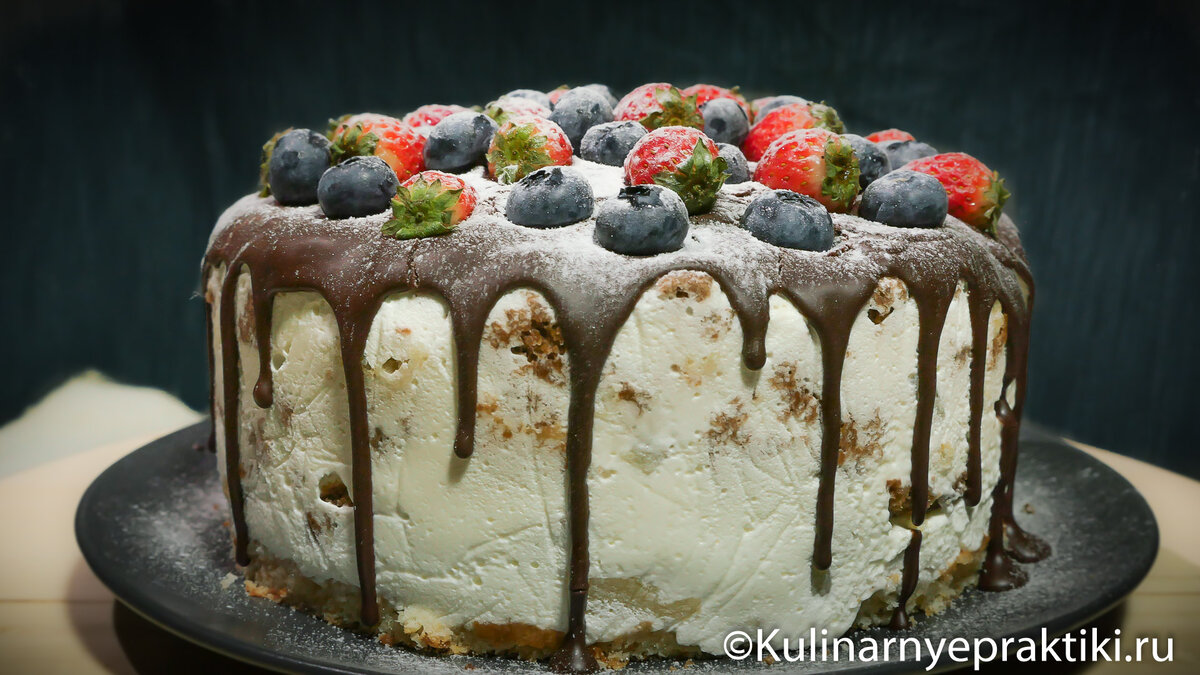 Домашний Панчо с шоколадной глазурью и декором из ягод