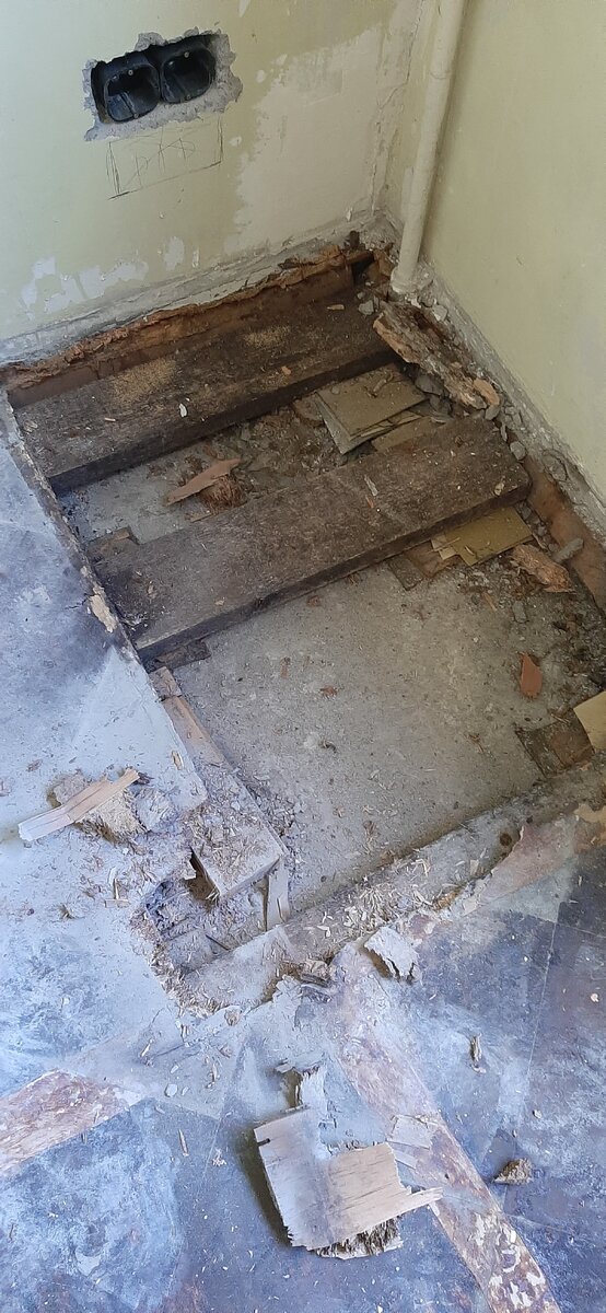 Очень часто в домах, где устроены примитивные деревянные полы, можно наблюдать такую картину.