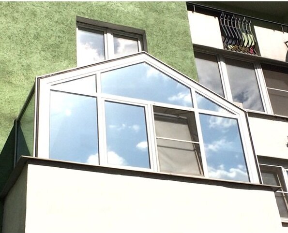 Зеркальный эффект солнцезащитной пленки для окон Silver 5 со стороны улицы днем.