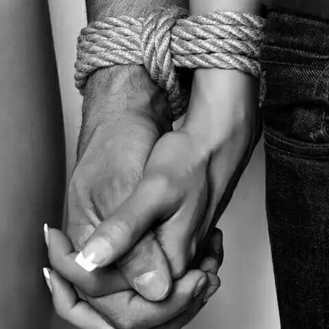 Одна женщина в сорок лет вышла замуж за двадцатичетырёхлетнего малознакомого юношу. С которым познакомилась на Ближнем Востоке. А потом в поезде вместе ехала. Опрометчивый шаг. А другая девушка в двадцать лет познакомилась с ревнивым эпилептиком, который молодость провёл на каторге, азартным игроком. Вдовцом с кучей долгов. Старше себя на двадцать лет. И вышла за него замуж. Тоже опрометчивый немного шаг. Тогда психологов не было. Может, и хорошо. Потому что обе эти дамы были исключительно счастливы в браке и любимы мужьями. А мужья кое-чего добились в жизни. Это я про Агату Кристи рассказываю и про жену Достоевского, Анну Сниткину.
Так что судьба у всех своя. И одной психологией не обьяснить судьбу. И наш выбор не обьяснить. Есть любовь и судьба, они приносят счастье или несчастье. Как в рулетке, в которую так любил играть Достоевский. Рассчитать выигрыши и проигрыши заранее невозможно, если речь о судьбе. Но чаще выигрывает тот, кто верит сердцу.