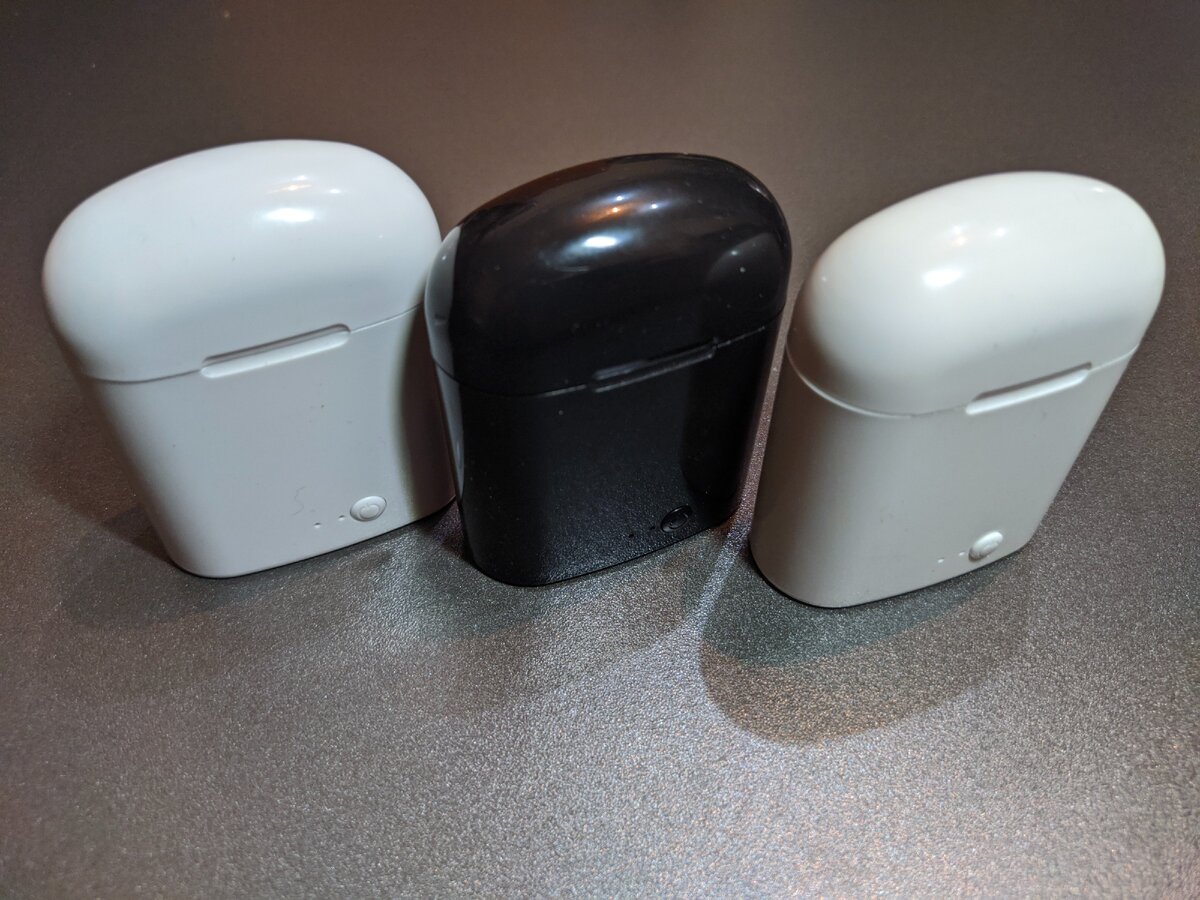 В первой коробке - белые наушники, во второй - чёрные, а в третьей... крассные... оО