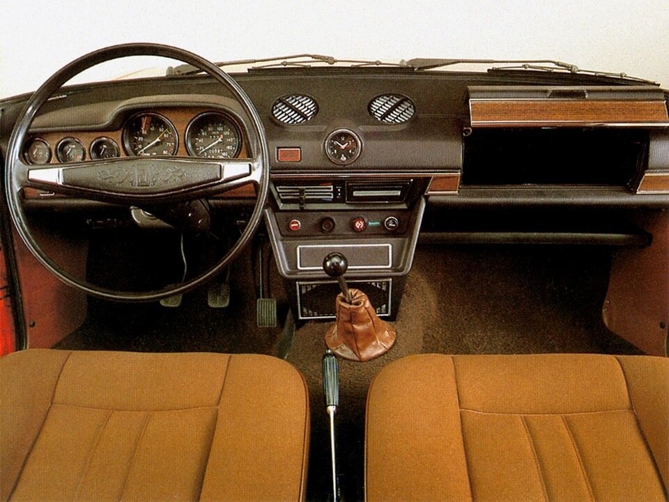 Интерьер ВАЗ 2106.