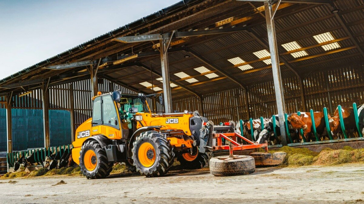 Фото: Портал farm-connexion.com Применение погрузчика JCB TM 420S Stage V в животноводстве