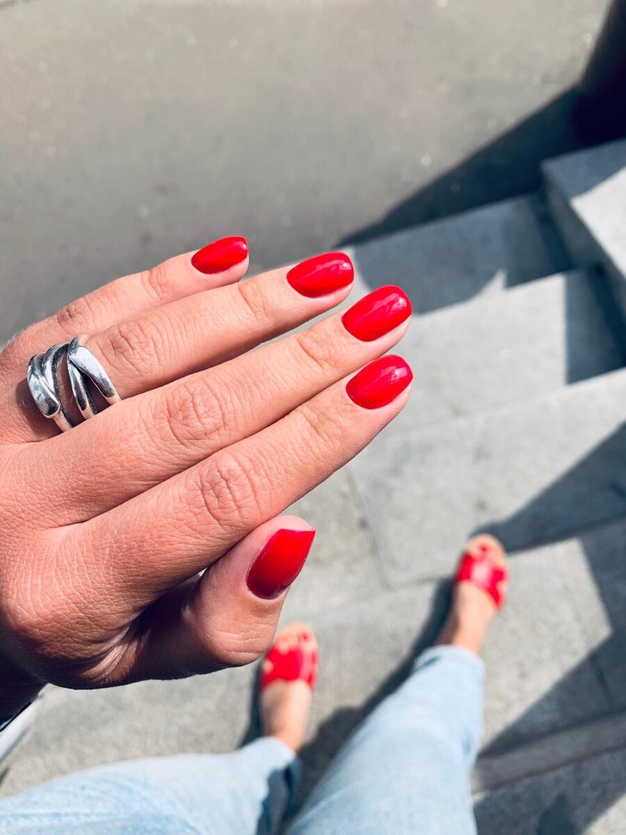 
80% ухода за ноготками лежит на нас самих☝🏻 Походы к мастеру мы совершаем 1 раз в 3 недели, а то и больше, а в промежутке надеяться нужно только на себя.

🔸Отодвигайте кутикулу🔸

Отодвигать эффективнее сразу после маникюра и в течении первой недели после. Отодвигать можно апельсиновой палочкой или пальчиком (палочки могу выдавать😄). Если уверенны в качестве масла, можно по маслу 
или просто на влажную кожу, после душа или мытья посуды. Это можно назвать массажем. И кутикула будет отодвигаться и стимулируется рост ногтя (особенно актуально тем кто думает, что ногти растут медленно).

❔Зачем: двигая кутикулу, мы делаем ее менее чувствительной, не давая «налипать» на ноготь и не позволяя капиллярам «поселиться» в ней. Она остаётся, как и должна, ороговевшим участком кожи.