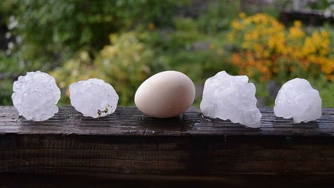 Рисунок 1. Град размером с куриное яйцо