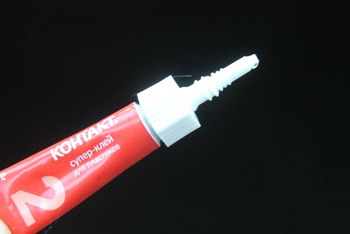 Мемы про клей. Суперклей попал в глаз. Нанесение цианакрилатного клея. Приклеить суперклеем. Дозатор для суперклея.