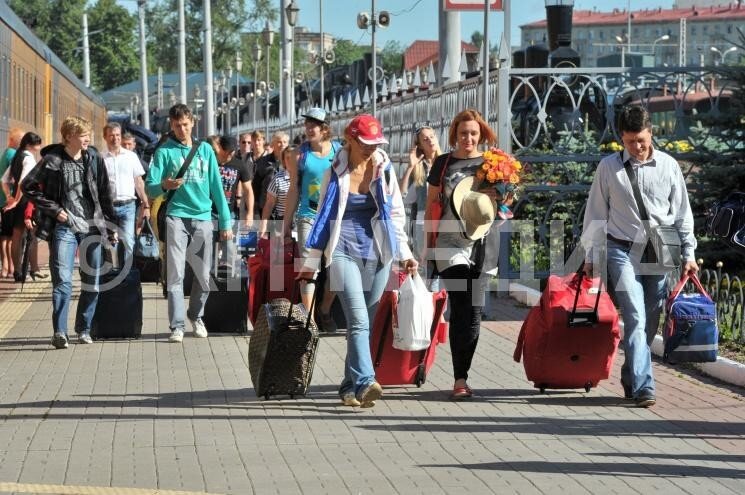 В москве переехали человека. Люди на вокзале. Туристы на вокзале. Люди с чемоданами на вокзале. Много людей на вокзале.
