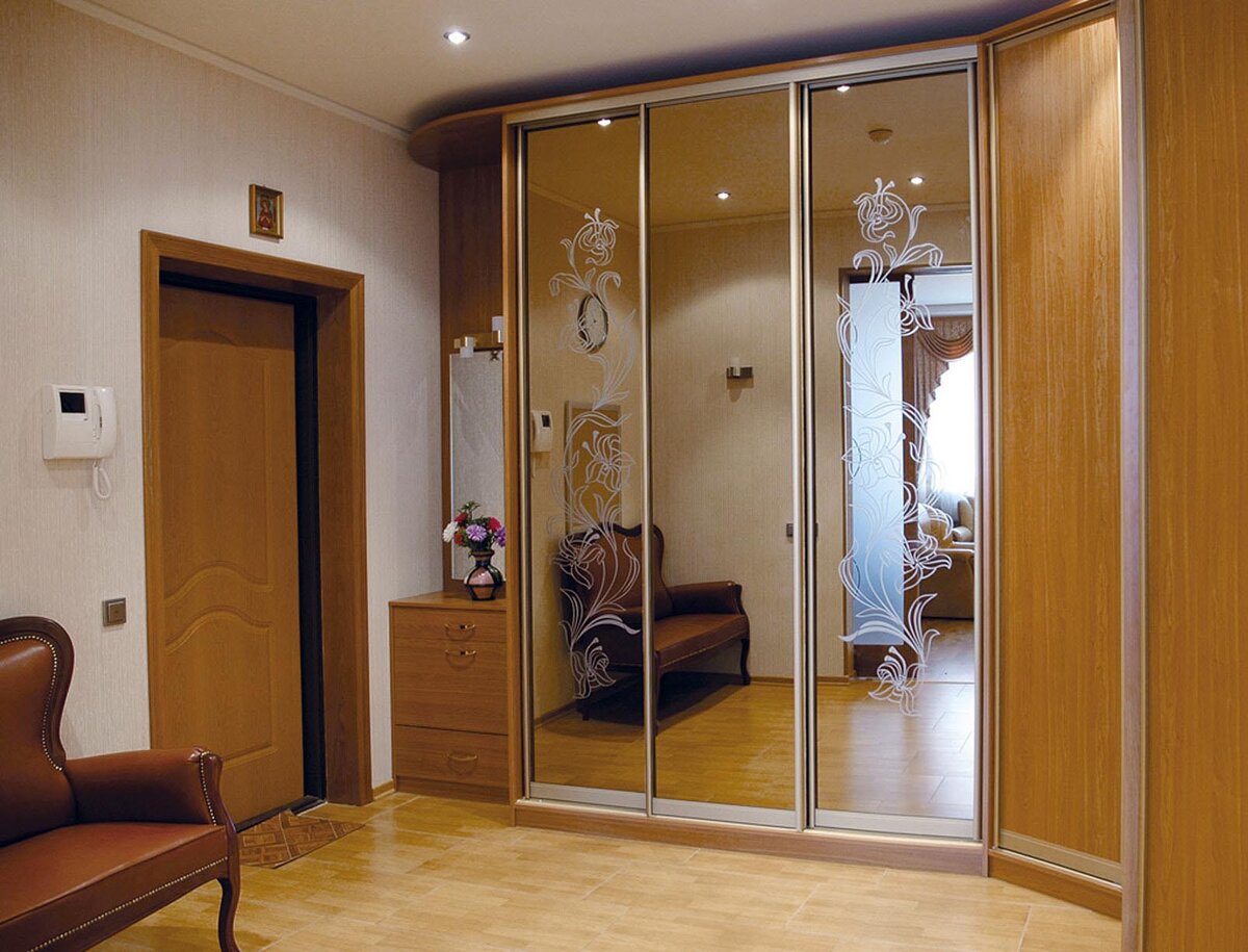 Угловой шкаф-купе в прихожую с зеркальными дверьми.