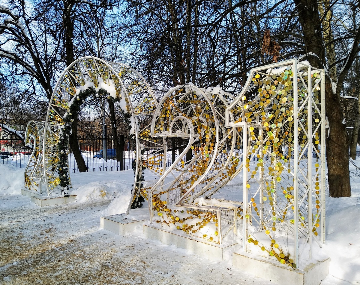 Инсталяция на входе - фото автора