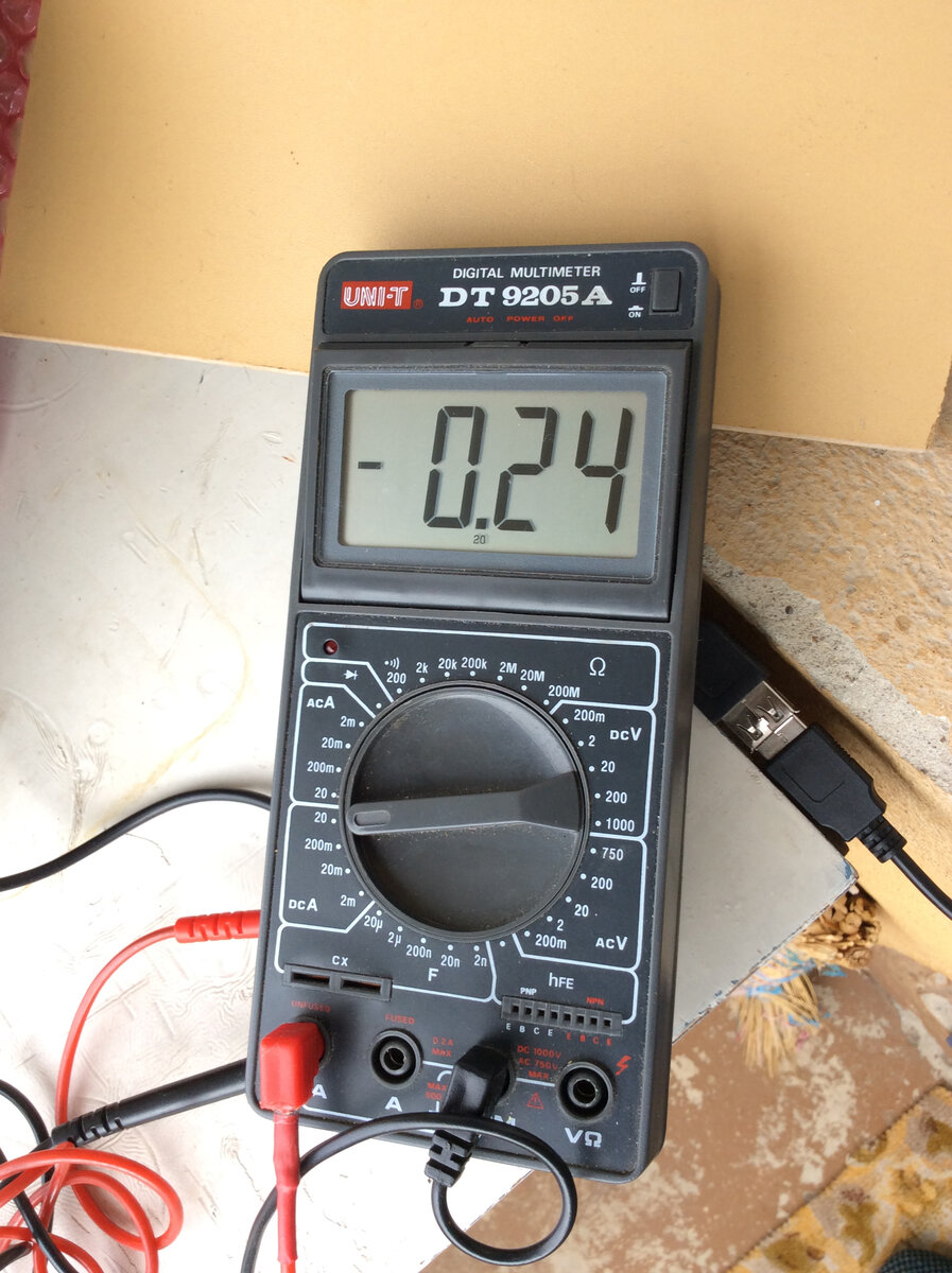 Ток зарядки - около 240 mA. Как видно по рассеянным теням - это заряд от непрямых солнечных лучей. На солнце, конечно, больше