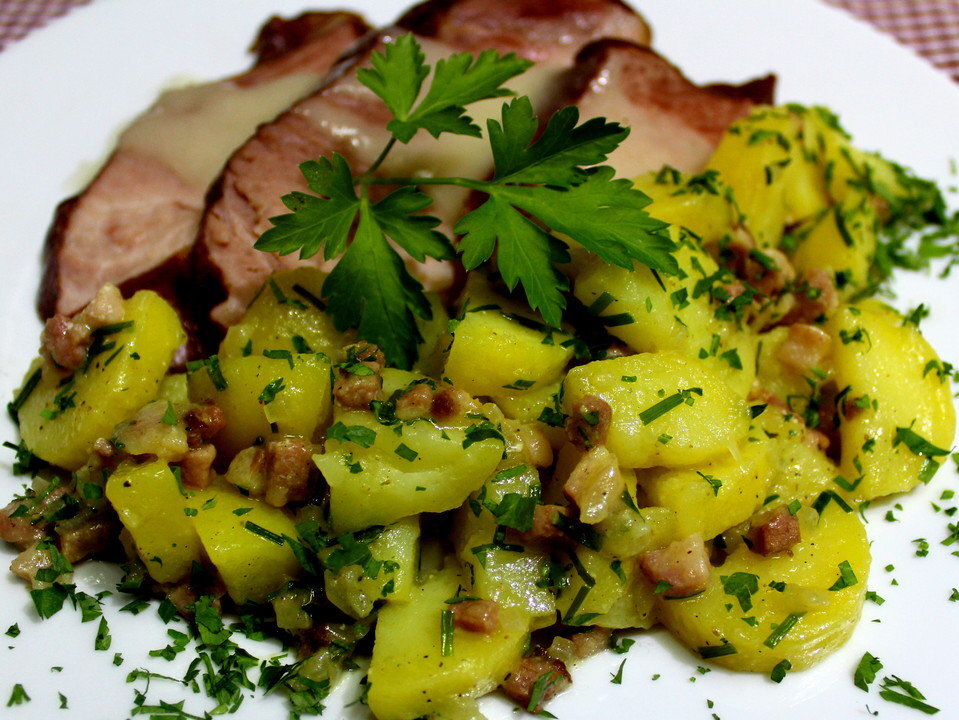 Мясо по немецки с картошкой. Картофельный салат. Блюда из картофеля салат. Немецкий салат из картофеля. Немецкий салат с картофелем.