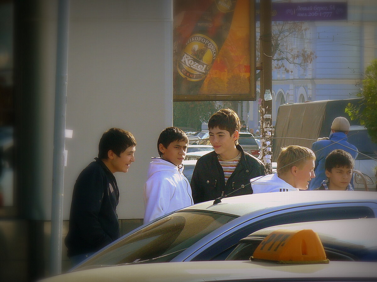 Потому что они просто не в состоянии понять книги, написанные для людей другого возраста, жизненного опыта, мироощущения и т. д. 