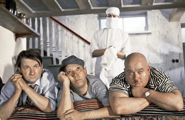 Три вида пациентов при уколах: больно, приятно, все равно. Кадр из фильма "Кавказская пленница, или Новые приключения Шурика". 